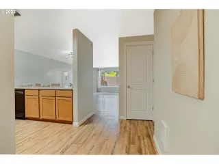 Photo #5: 23559379 Listing