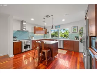 Photo #6: 23559556 Listing