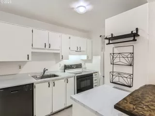 Photo #5: 23563054 Listing