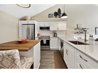 Photo #4: 23564240 Listing