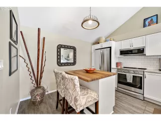 Photo #5: 23564240 Listing