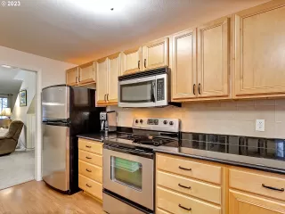 Photo #4: 23565138 Listing