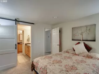 Photo #6: 23565138 Listing