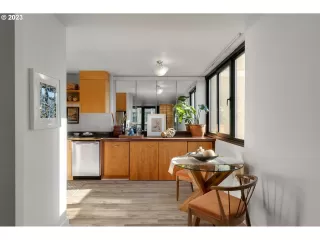 Photo #4: 23565746 Listing