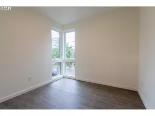 Photo #4: 23565978 Listing