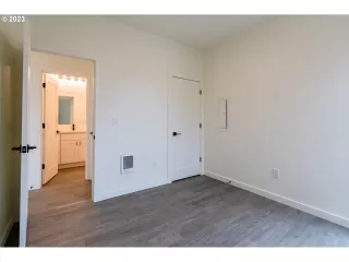 Photo #5: 23565978 Listing