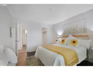 Photo #5: 23566627 Listing