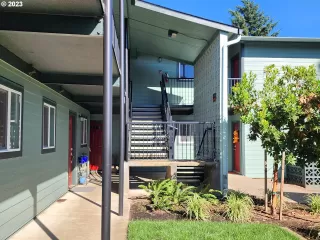 Photo #5: 23566698 Listing