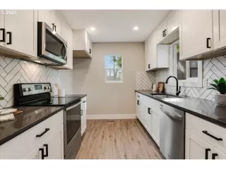 Photo #5: 23573655 Listing 