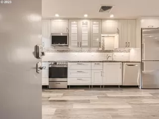 Photo #5: 23575486 Listing