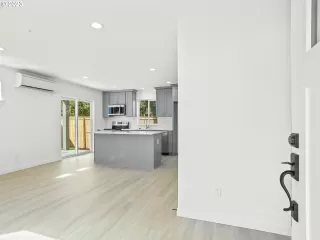 Photo #2: 23576268 Listing