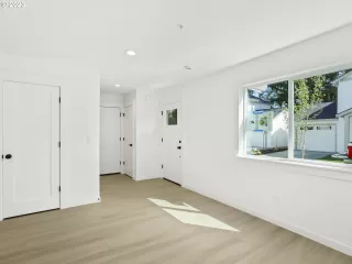 Photo #4: 23576268 Listing