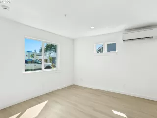 Photo #5: 23576268 Listing