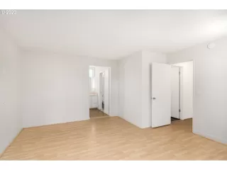 Photo #5: 23576648 Listing