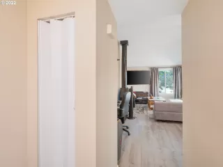 Photo #4: 23577162 Listing