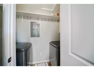 Photo #3: 23577952 Listing