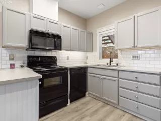 Photo #5: 23580389 Listing