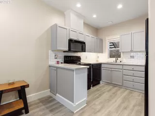 Photo #6: 23580389 Listing