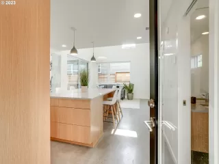 Photo #5: 23582713 Listing