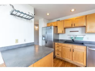 Photo #6: 23584891 Listing