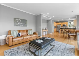 Photo #5: 23585901 Listing