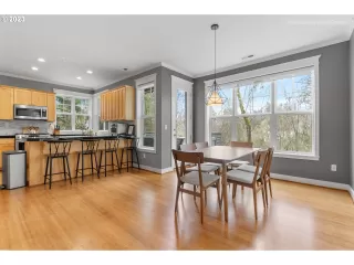 Photo #6: 23585901 Listing