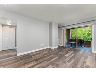 Photo #4: 23587947 Listing