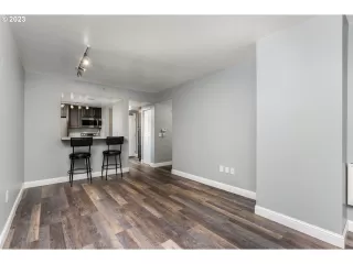 Photo #5: 23587947 Listing