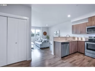 Photo #4: 23588153 Listing