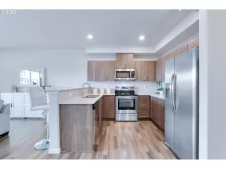 Photo #6: 23588153 Listing