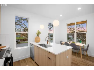 Photo #2: 23589532 Listing