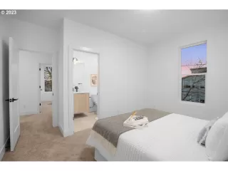 Photo #5: 23589532 Listing