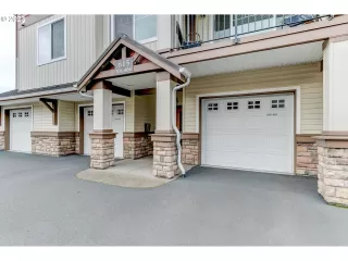 Photo #4: 23589550 Listing