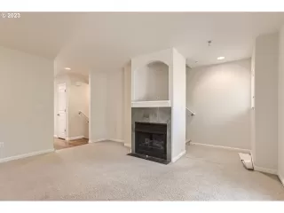 Photo #4: 23593291 Listing