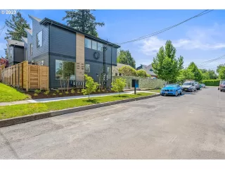 Photo #4: 23593432 Listing