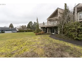 Photo #5: 23593738 Listing