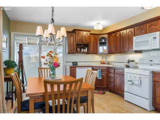 Photo #6: 23593860 Listing