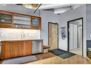 Photo #5: 23594177 Listing