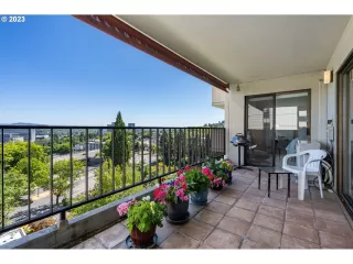 Photo #6: 23596718 Listing