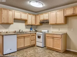 Photo #6: 23597568 Listing