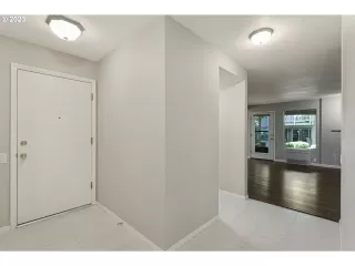 Photo #5: 23598768 Listing