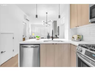 Photo #6: 23599846 Listing