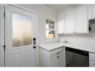 Photo #3: 23602179 Listing