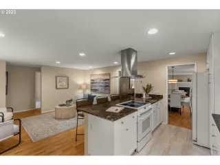 Photo #4: 23604484 Listing