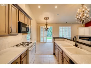 Photo #5: 23605570 Listing