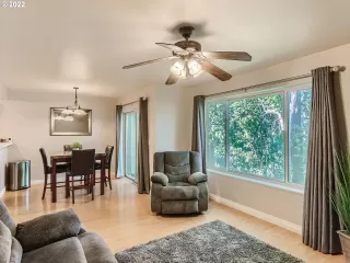 Photo #4: 23608359 Listing