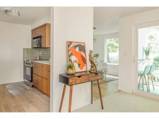 Photo #6: 23608619 Listing