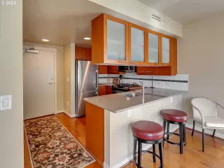 Photo #5: 23609103 Listing