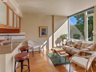 Photo #6: 23609103 Listing