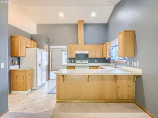 Photo #5: 23609402 Listing